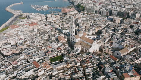 Imágenes-Aéreas-Que-Vuelan-Hacia-La-Torre-De-Una-Iglesia-Que-Está-En-Medio-De-La-Ciudad-Vieja-De-Bari,-Italia