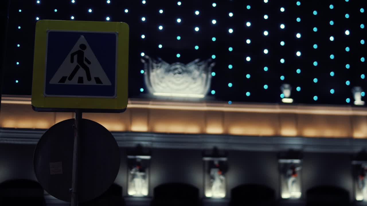 축제 장식 으로 밤 에 보행자 통로