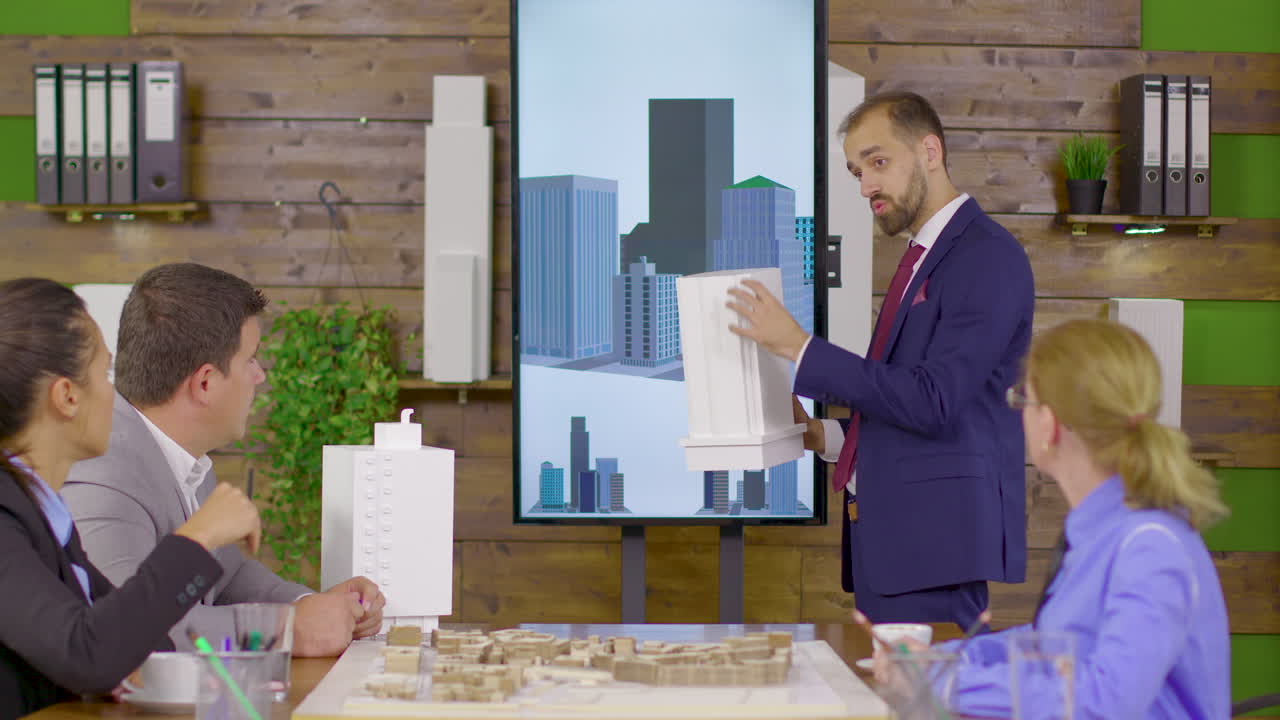 사업복 을 입은 건축가 가 프레젠테이션 을 하고 있다