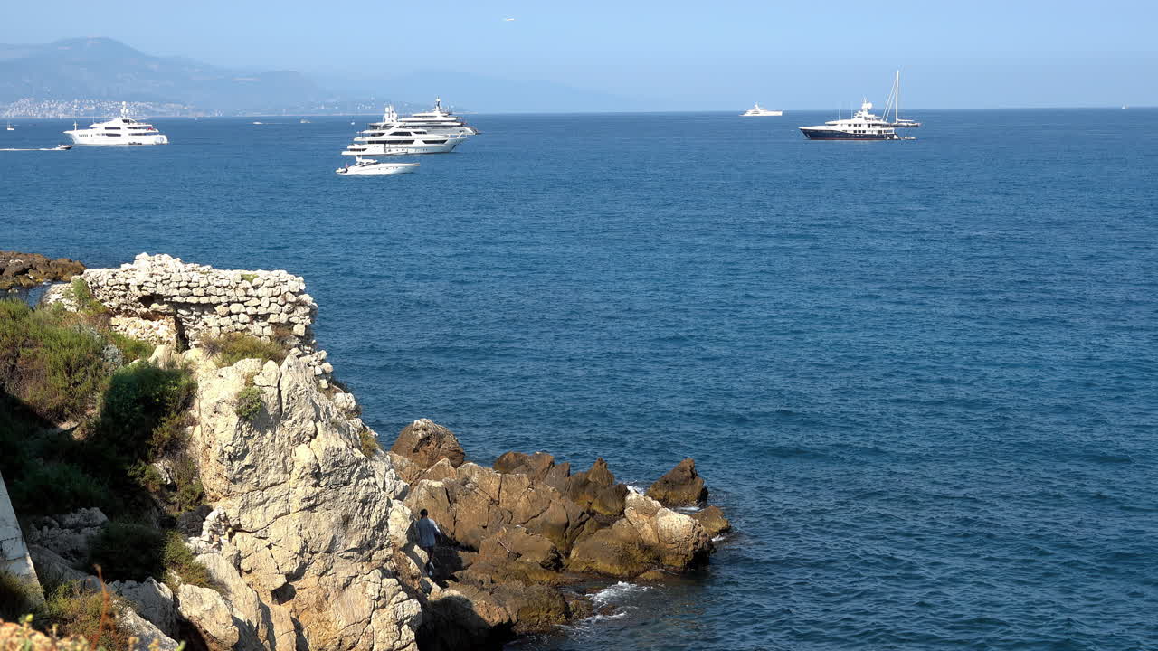 Barche bianche che si muovono sul mare ad Antibes, Francia