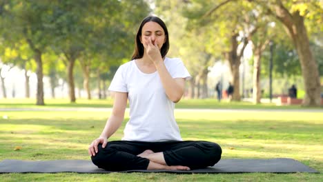 Indisches-Yoga-Mädchen,-Das-Morgens-In-Einem-Park-Pranayam-Und-Yoga-Und-Meditation-Macht