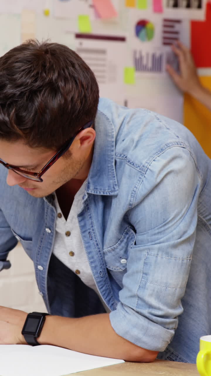 ejecutivo de negocios masculino escribiendo en un papel