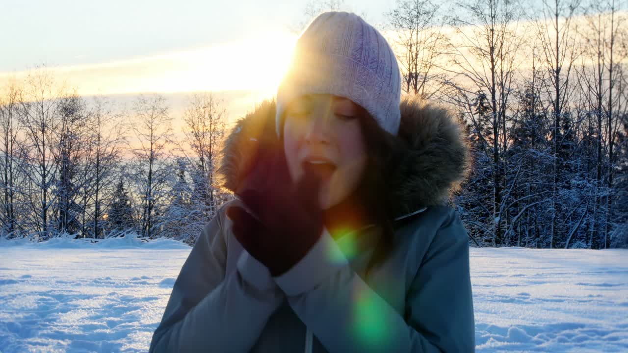 추위를 느끼는 여자