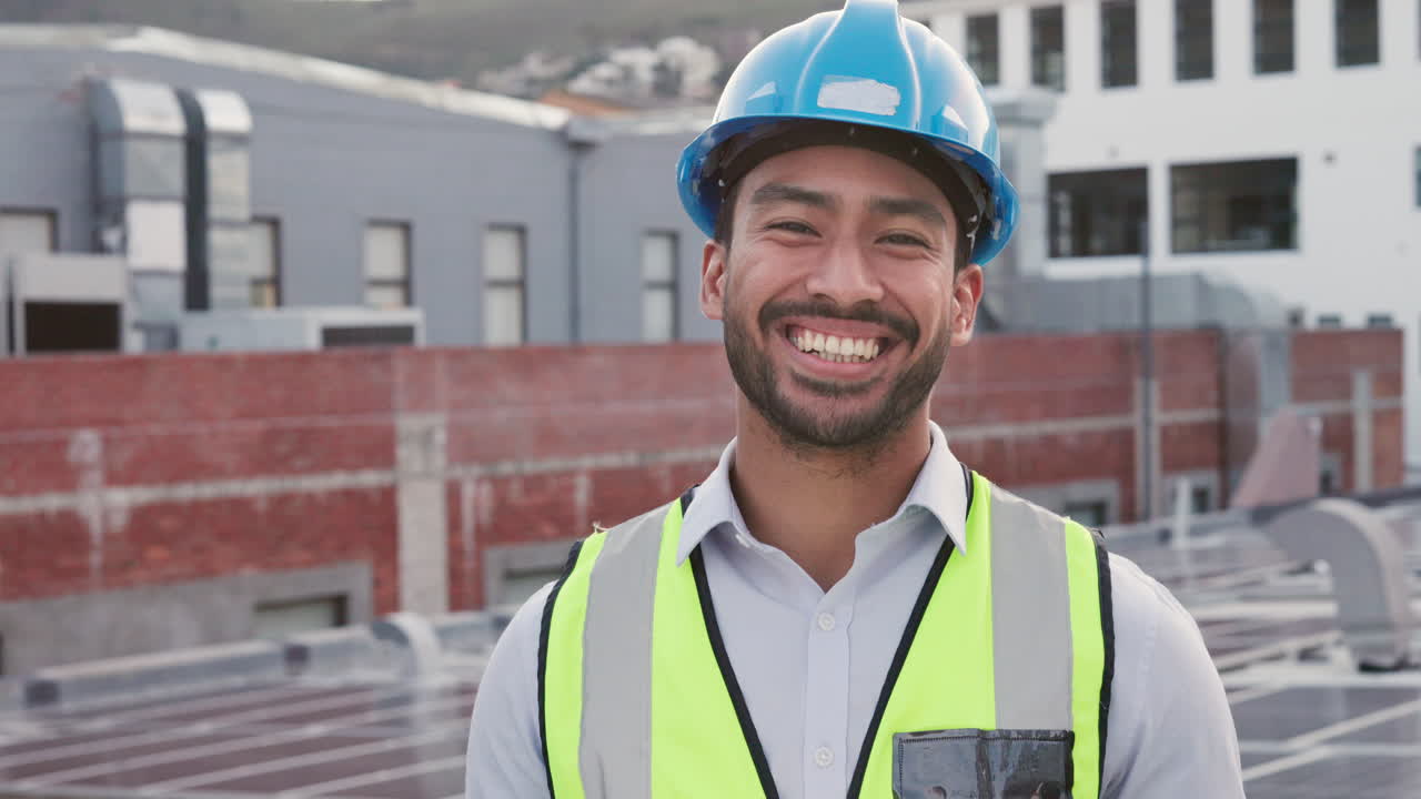 retrato de un trabajador de la construcción asiático sonriendo