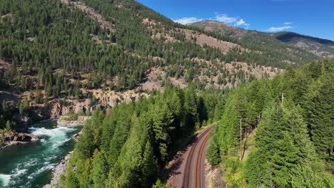 Vista-Aérea-De-Drones-Del-Río-Kootenay-En-El-Norte-De-Montana,-Estados-Unidos