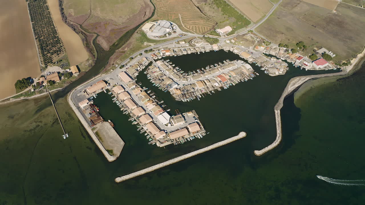 프랑스에서 가장 큰 조개 항구인 모르 블랑 (mour-blanc) 의 글로벌 항공 사진