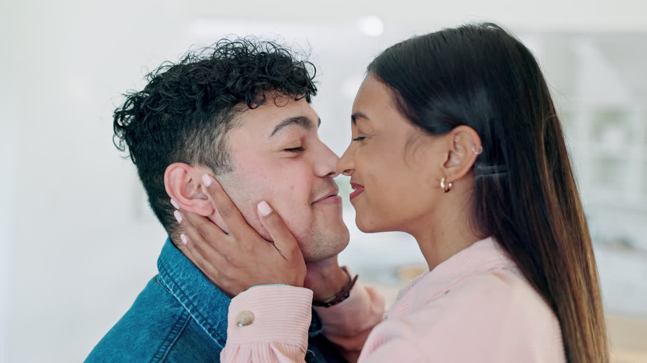 Bacio, abbraccio e coppia innamorata