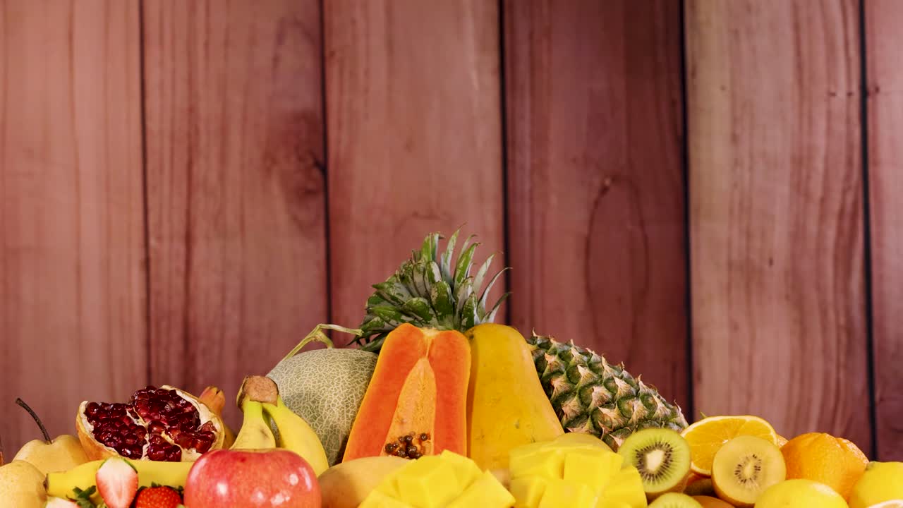 una vibrante exhibición de una variedad de frutas frescas