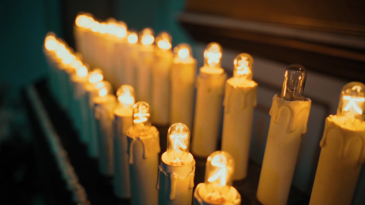Candele votive in una chiesa cristiana in Italia