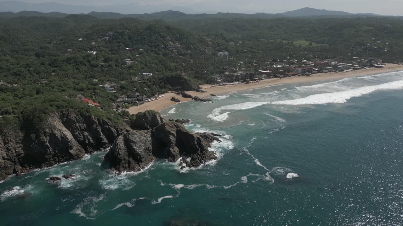 retiros aéreos desde una playa tropical montañosa, agua de mar turquesa clara