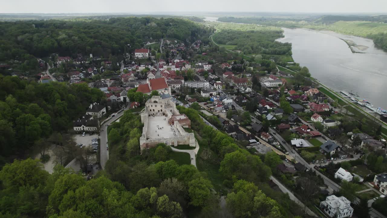 panorámica aérea por encima de kazimierz dolny pequeña ciudad histórica polonia ciudad del río vistula alrededor de la zona boscosa verde, casas, fondo del horizonte