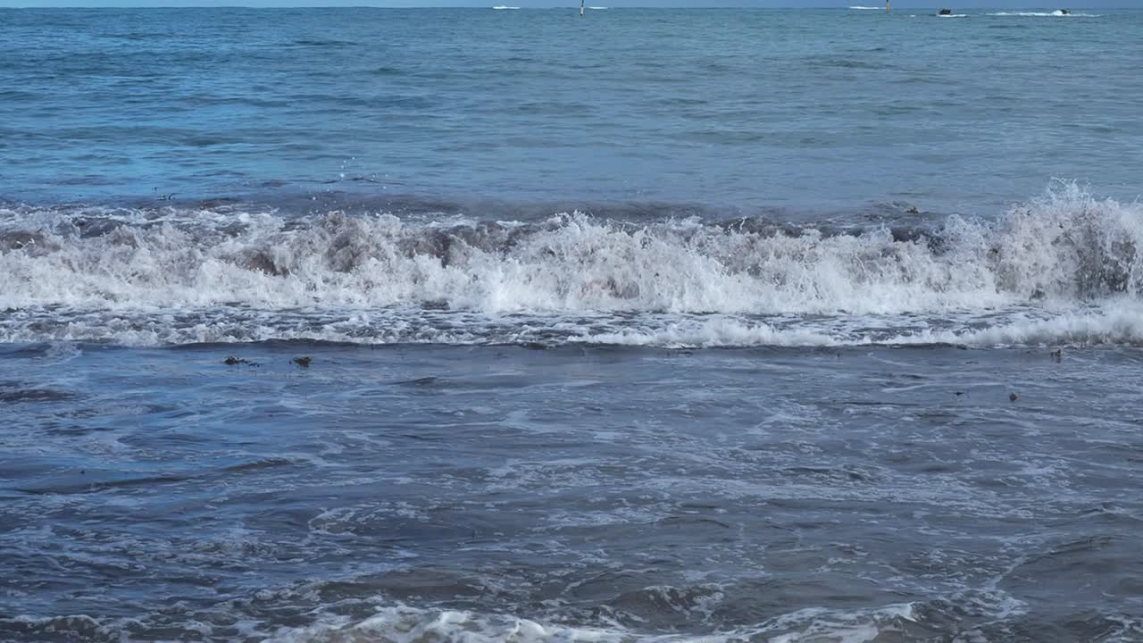 리바운드 스와시에서 폭발하는 해안 파도