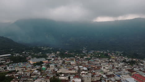 aéreo: fotografía panorámica tomada por un avión no tripulado de la aldea de san juan la laguna en guatemala durante un día nublado