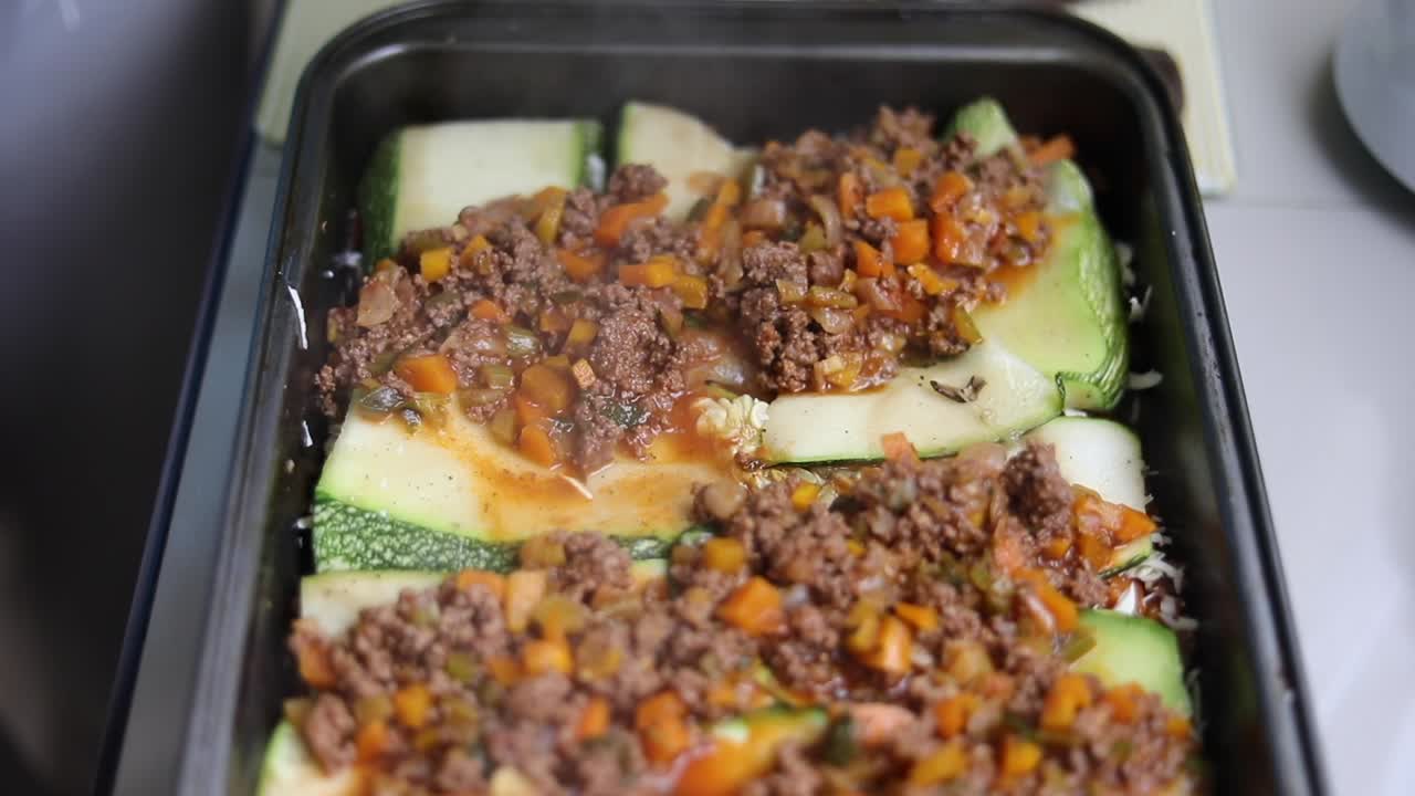 calabacín con carne molida y verduras - de cerca