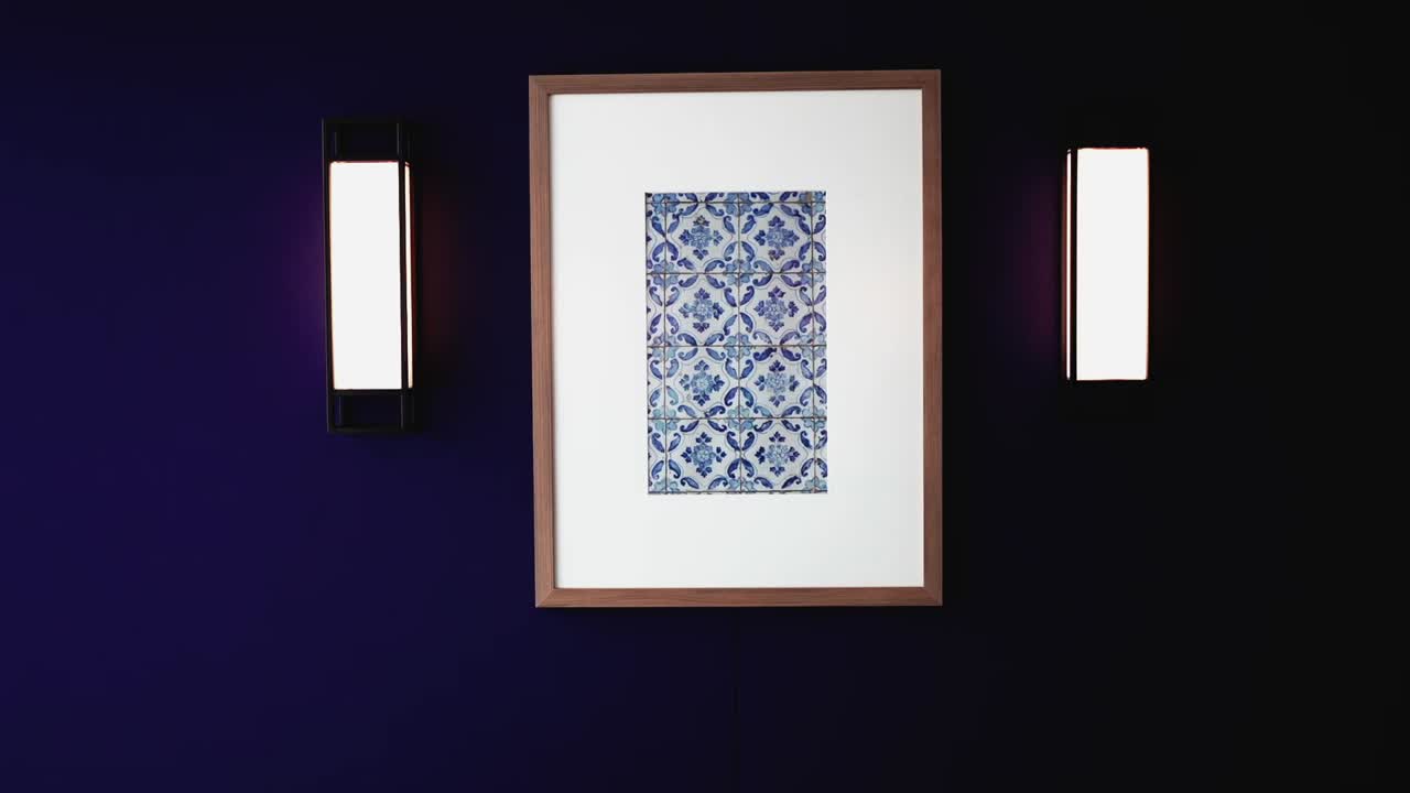 elegante pared azul con arte de azulejos enmarcados y luces modernas
