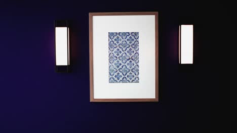 Elegante-Blaue-Wand-Mit-Gerahmter-Fliesenkunst-Und-Modernen-Leuchten