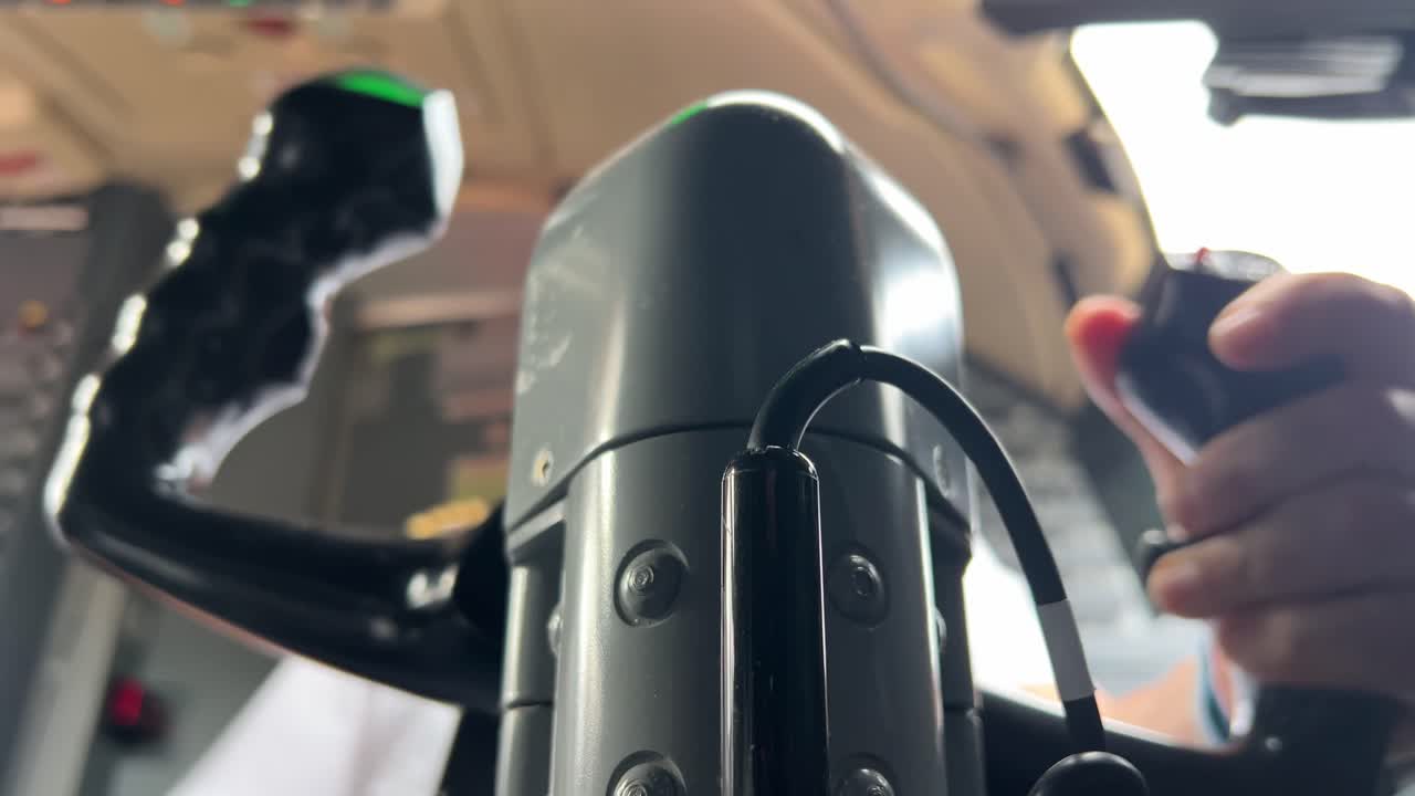 뒤에서 실제 비행 중인 제트기의 조종간을 가까이에서 볼 수 있으며 배경이 보이지 않습니다.