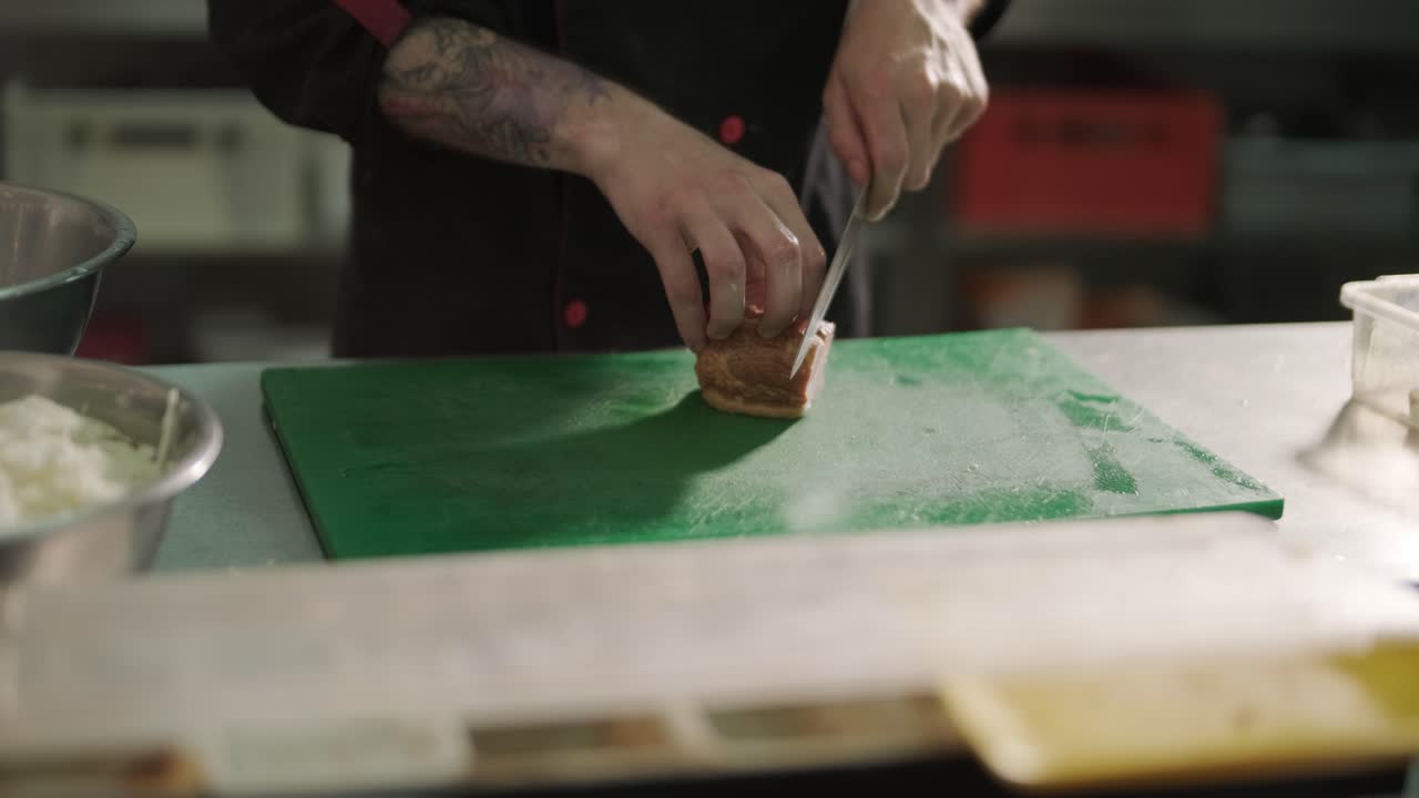 chef en un restaurante preparando comida en la cocina