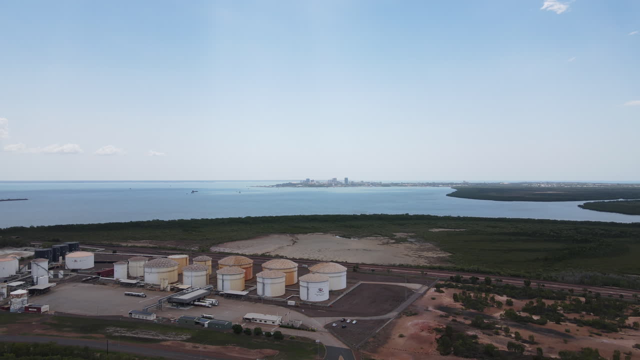 다윈 스카이라인과 도시, 노던 테리토리를 향해 이동하는 동쪽 팔 산업 지역과 석유 저장고의 느리게 움직이는 드론 샷