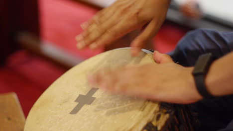 Djembe,-Die-Während-Der-Aufführung-In-Rasantem-Tempo-Von-Hand-Gespielt-Wird,-Gefilmt-Als-Nahaufnahme