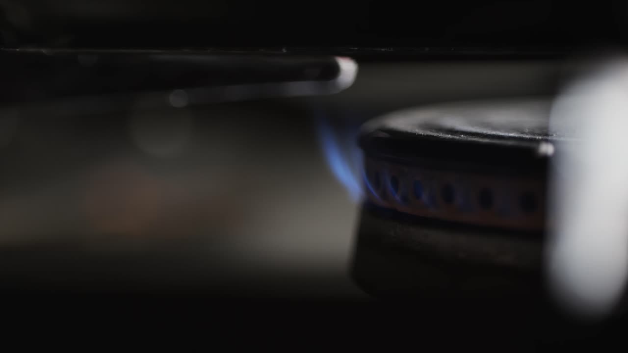 불꽃과 함께 가스 스토브 버너