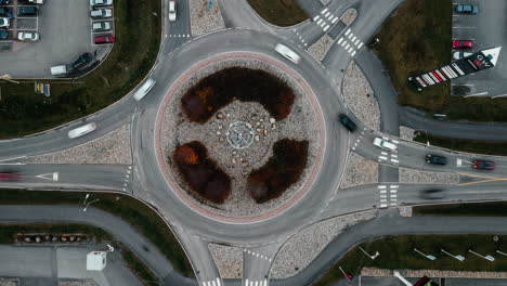 Aerial-Timelapse,-Top-down-view-of-rush-hour-traffic-in-roundabout