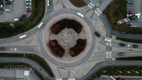 timelapse aéreo, vista de arriba hacia abajo del tráfico de la hora pico en la rotonda