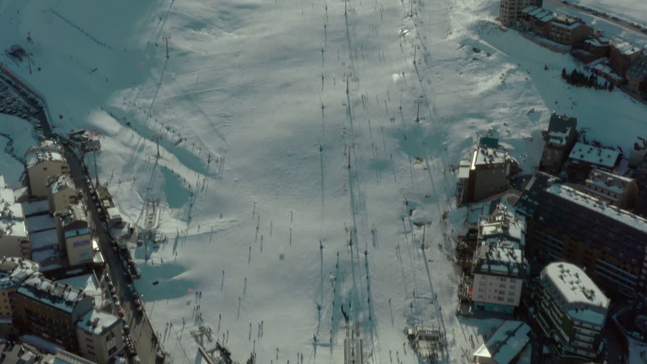 항공: 눈 덮인 산비탈에 인기 있는 관광지 스키 리조트