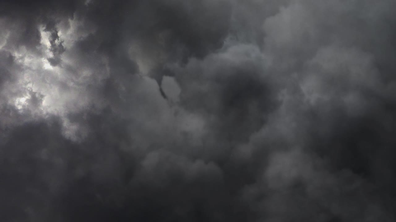 nubes oscuras de tormenta con relámpagos en el cielo
