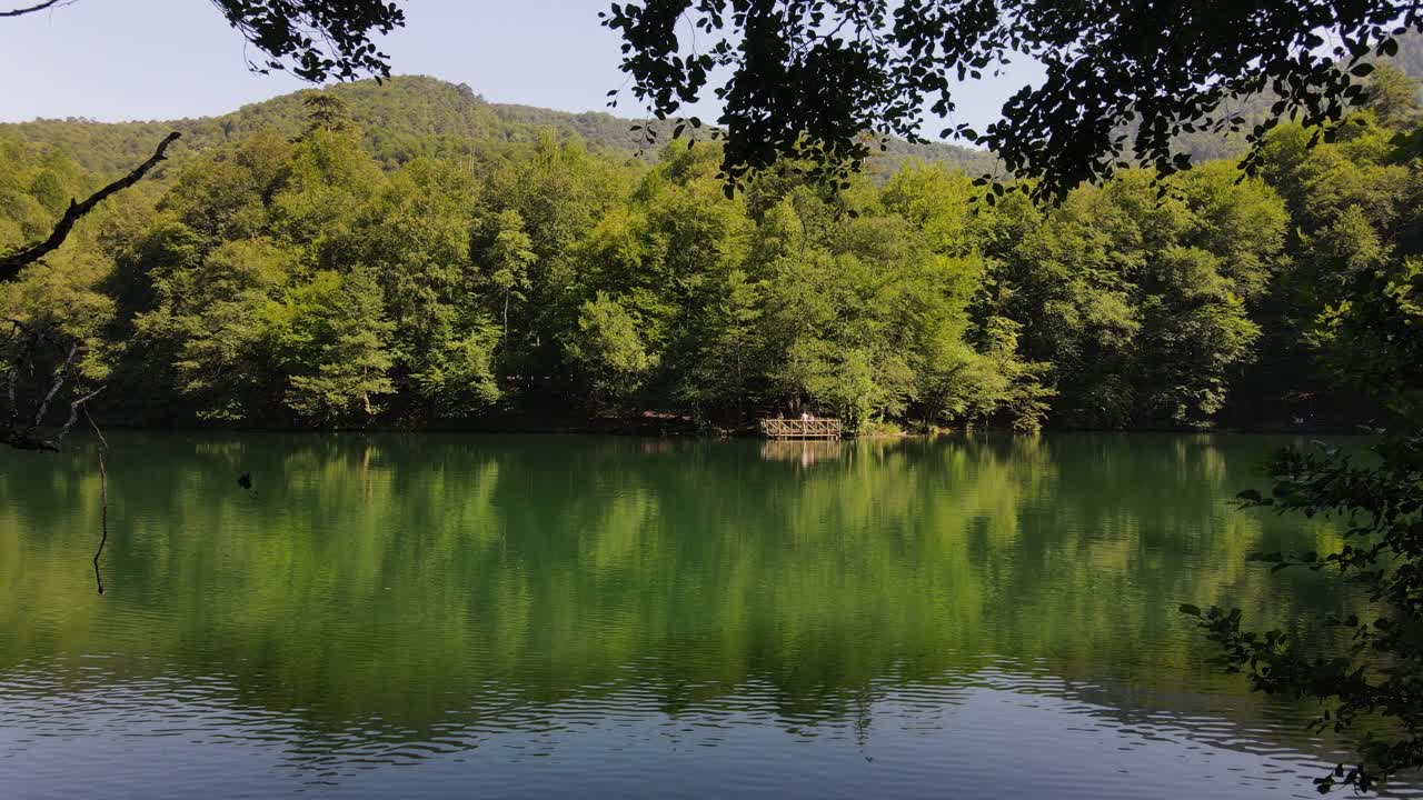 녹색 풍경을 비추는 호수 1