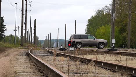 Eisenbahnsignal,-Das-An-Der-Bahnstrecke-Arbeitet