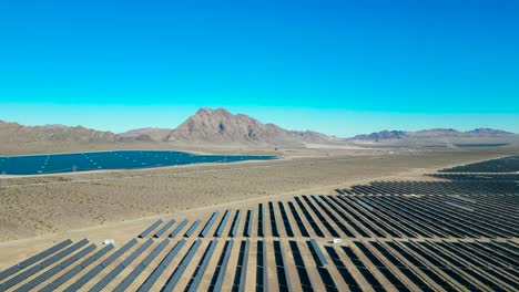 Una-Gran-Granja-Solar-En-El-Lecho-De-Un-Lago-Seco-Con-Montañas-Con-Vistas-A-Las-Afueras-De-Las-Vegas,-Nevada.