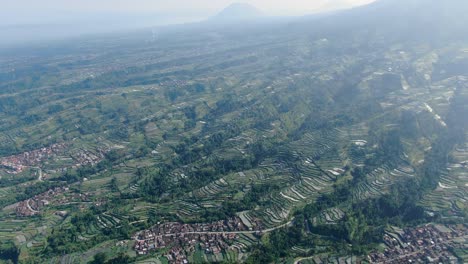 tierras de cultivo en terrazas y aldea wonolelo en la ladera del volcán monte merapi, indonesia