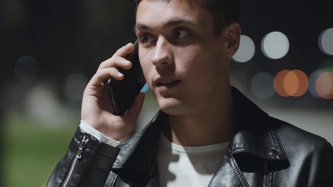 밤에 전화로 얘기하는 남자