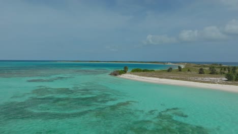 Remote-tropical-island-Cayo-Agua,-drone-shot