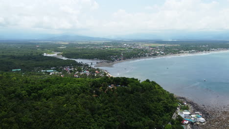 Viniendo-Sobre-Una-Alta-Montaña-Verde-Ubicada-En-La-Fabulosa-Bahía-Del-Océano,-Baler,-Aurora,-Filipinas