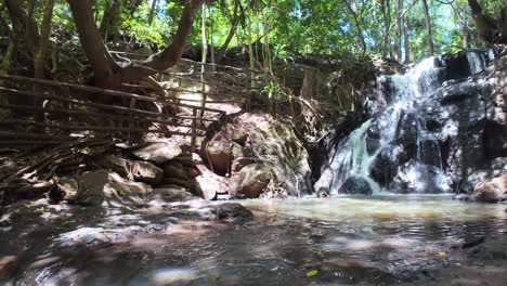 Arroyo-De-Cascada-En-Cámara-Lenta-Y-Mariposas-En-Un-Bosque.