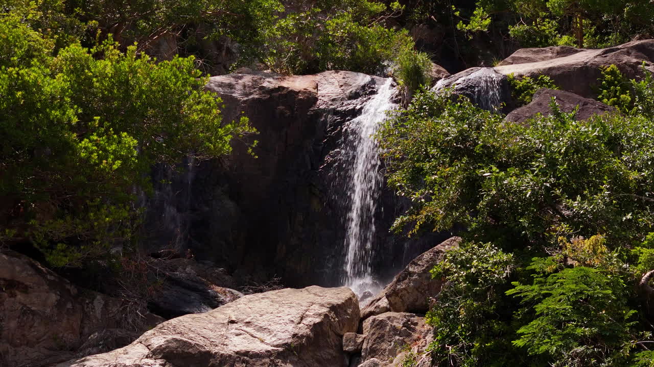 corrientes de ríos de agua dulce que fluyen a través del terreno rocoso, montañoso y de la selva del parque nacional nui chua en el centro sur de vietnam