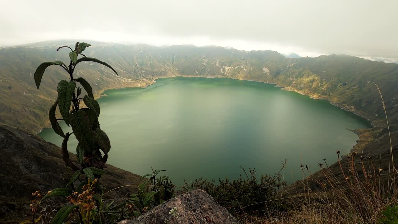 таймлапс низких облаков, движущихся через озеро килотоа в эквадоре, горы андес