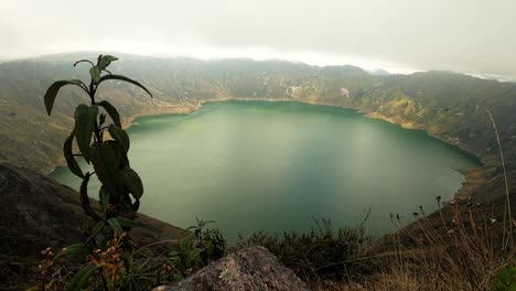 低雲在厄瓜多爾的基洛托亞湖 (quilotoa lake) 移動,在安第斯山脈 (andes mountains) 移動