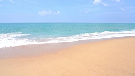 Ondas-A-Cámara-Lenta-Se-Extienden-Lentamente-Por-Una-Playa-De-Arena-Dorada