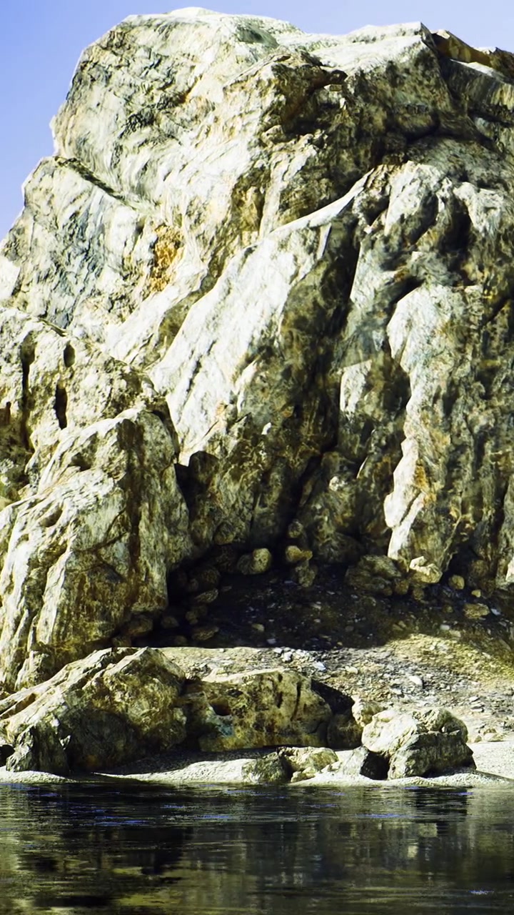 Grande formazione rocciosa vicino a uno specchio d'acqua in un paesaggio naturale di giorno