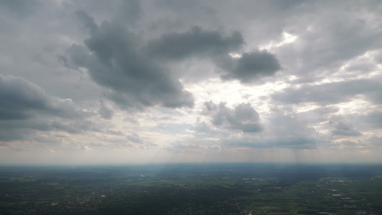 vuelo en nubes oscuras tormentosas en 4k cámara lenta 60 fps