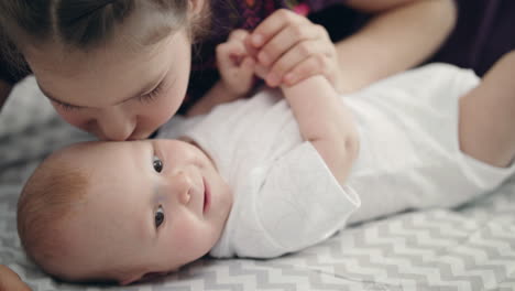 Niña-Besando-Al-Bebé.-Hermana-Besa-Al-Hermanito.-Concepto-De-Amor-De-Niños-Dulces