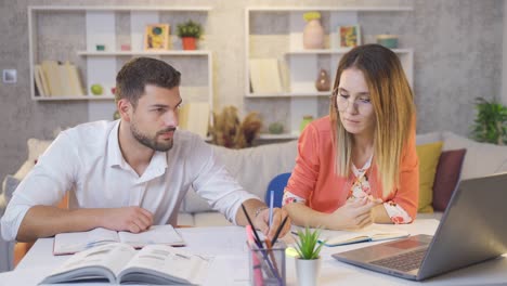 los estudiantes adultos estudian en casa y se preparan para los exámenes.