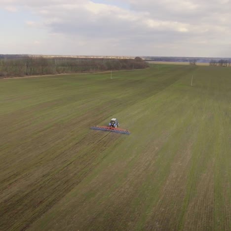 el tractor tira de maquinaria agrícola para cultivo y aireación 2