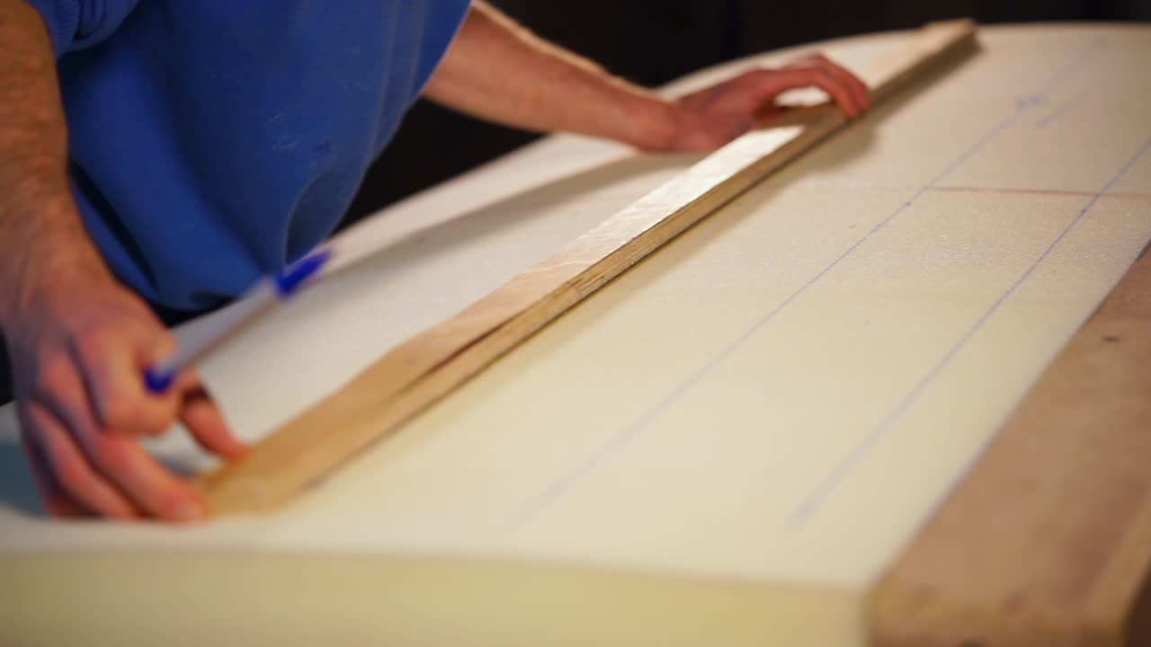 construcción de tablas de surf: medición y marcado