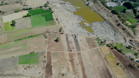 vista de campo de cultivo con avión no tripulado en maharashtra