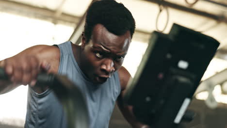 hombre negro, fitness y ciclismo en el gimnasio en cardio
