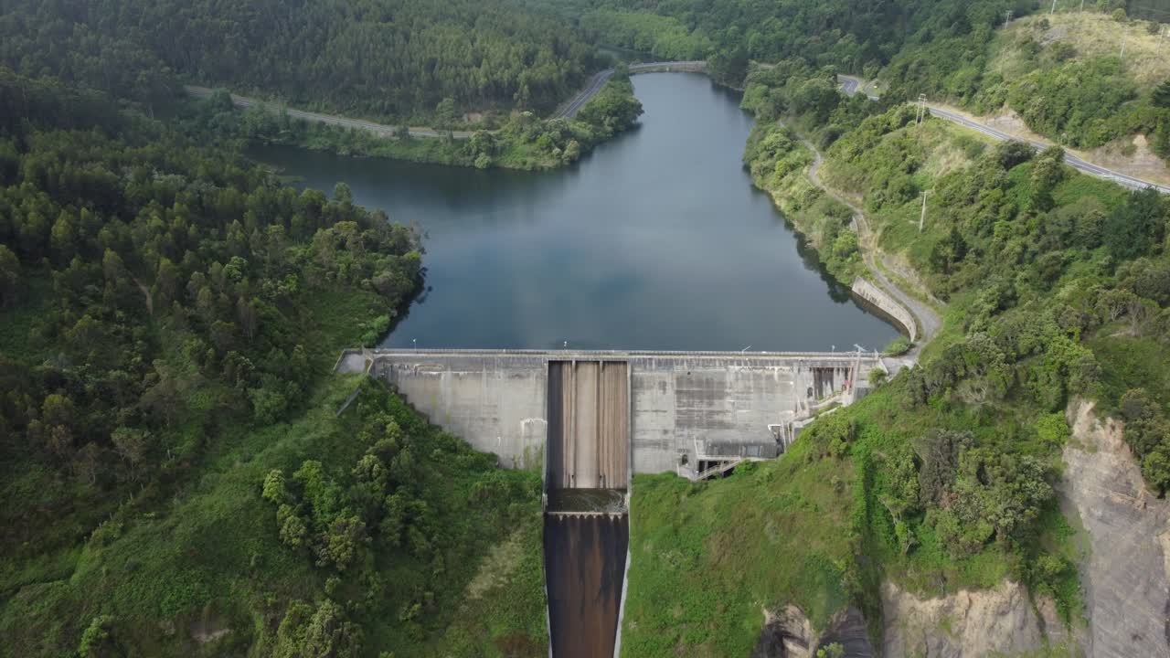 vista aérea de drones del embalse de agua azul en la costa en tiempo soleado